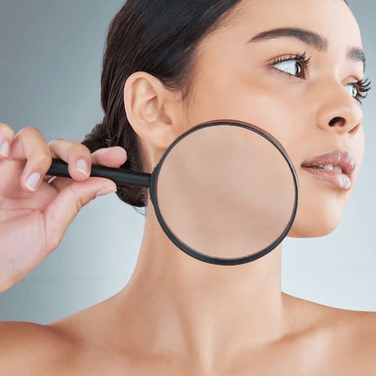 Gesichtspflege - Hautanalyse mit Lupe